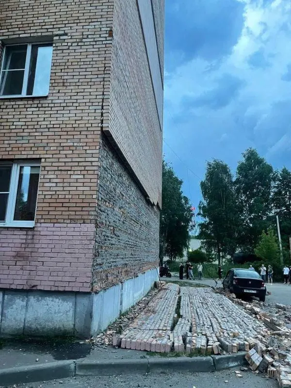 Во время сильного дождя с фасада жилого дома в Электростали отвалилась часть облицовки; обломки повредили стоявшую рядом машину, люди не пострадали.