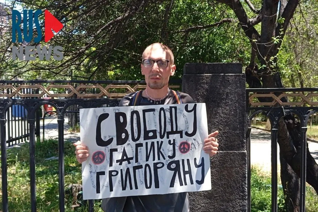 Активист провёл одиночный пикет у российского посольства в Ереване в знак солидарности с осуждённым Гагиком Григоряном. Ранее ему назначили срок в семь лет, а длительное время о его местонахождении ничего не было известно.