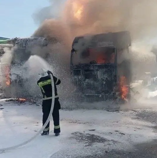 В посёлке Прохоровка Белгородской области удар беспилотника по территории АЗС привёл к контузии мужчины и возгоранию трёх грузовиков и оборудования. Сведения уточняются.