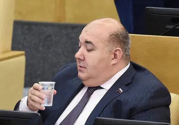 Басманный районный суд Москвы удовлетворил ходатайство следствия о заочном аресте Юрия Напсо по части 1 статьи 131 УК РФ. По версии следствия, инцидент произошёл в марте 2023 года, потерпевшей была 19‑летняя бывшая помощница; сам Напсо вину отрицает и заявляет, что находится на лечении в ОАЭ.