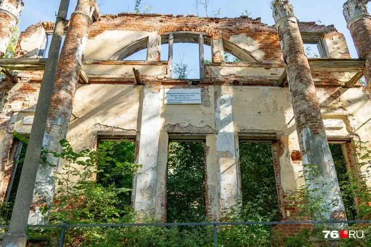 В Петропавловском парке на торги выставлен полуруинированный «Дом владельцев мануфактуры Затрапезновых и Яковлевых» — ожидается, что инвестор вложит значительные средства в его восстановление и адаптацию под современное использование.