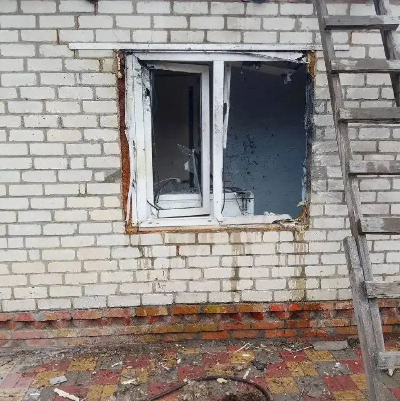 В результате серийных атак дронов в разных округах Белгородской области повреждены дома, автомобили и инфраструктура; трое людей получили травмы.