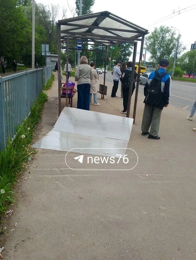 Утром 2 июня на Тутаевском шоссе у остановки общественного транспорта рядом с поликлиникой №5 обрушилась стенка. В мэрии заявили, что выясняют обстоятельства происшествия.