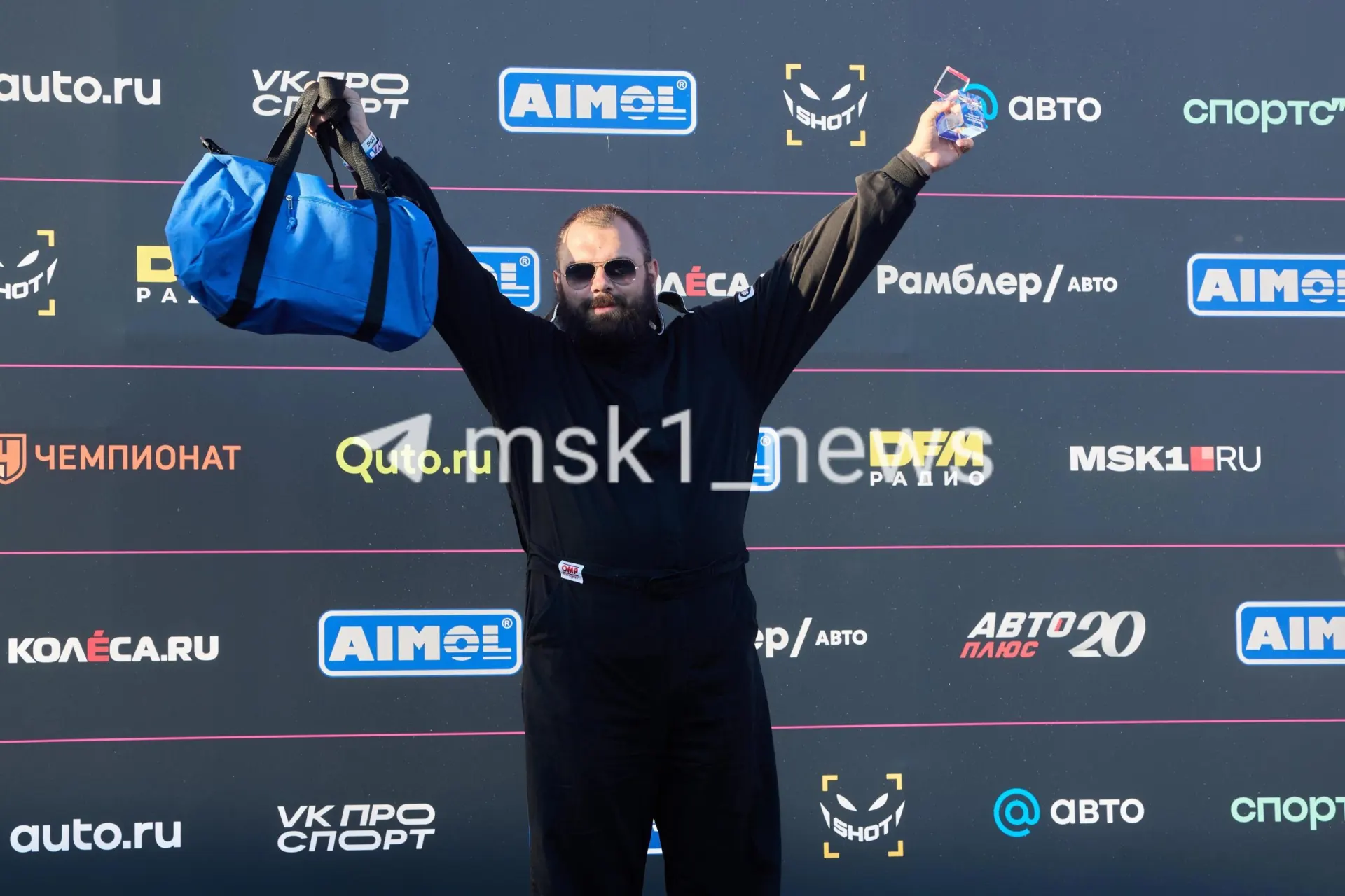 На подмосковном автодроме Moscow Raceway состоялся фестиваль дрифта RDS: вместе со звёздными пилотами выступали новички, в спецноминации «Самый красочный заезд» победил Виталий Сорокин. Фотографии с мероприятия — в подборке.