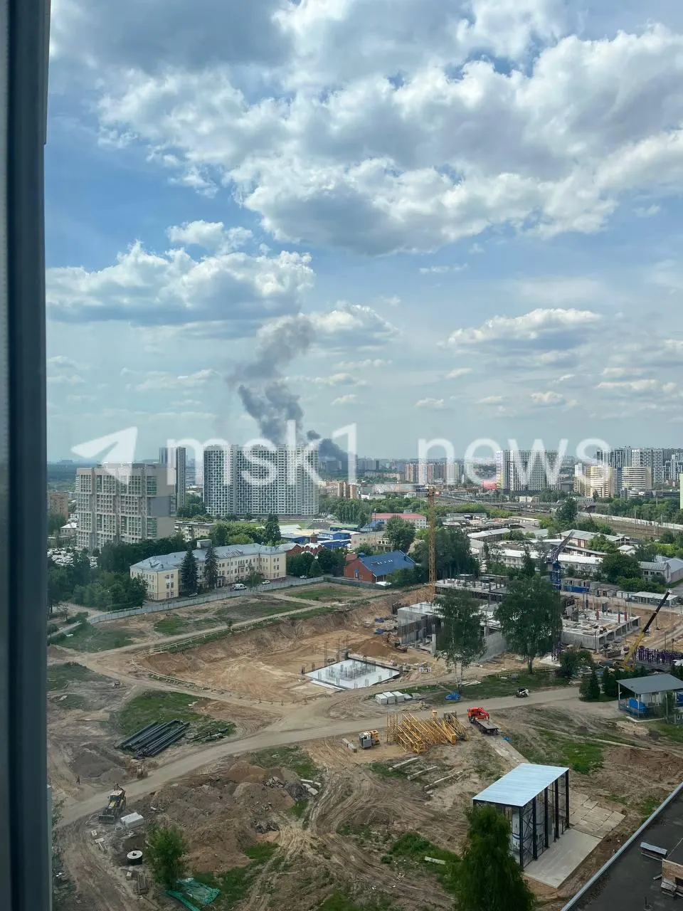Дым от пожара было видно с Ярославского шоссе. На место прибыли пожарные, причины возгорания устанавливаются.