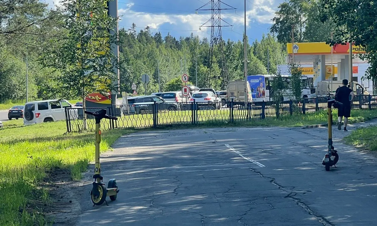 В ряде регионов сохраняются ограничения на отпуск бензина и дизтоплива: владельцам заправок вводят лимиты, жители стоят в многочасовых очередях, а дефицит уже приводит к правонарушениям.