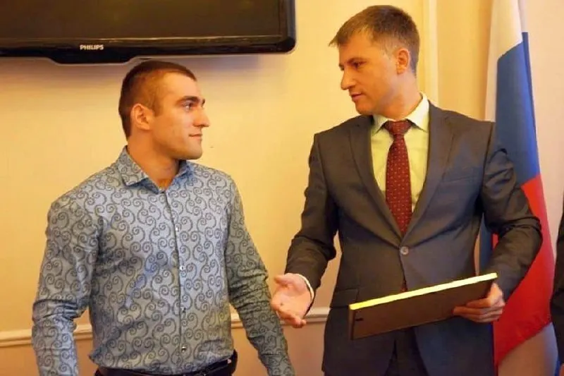 Мэр города во Владимирской области сократил оклад заслуженного и международного мастера спорта более чем вдвое. Сам спортсмен считает, что это связано с его партийной принадлежностью и отказом проходить в другую партию.