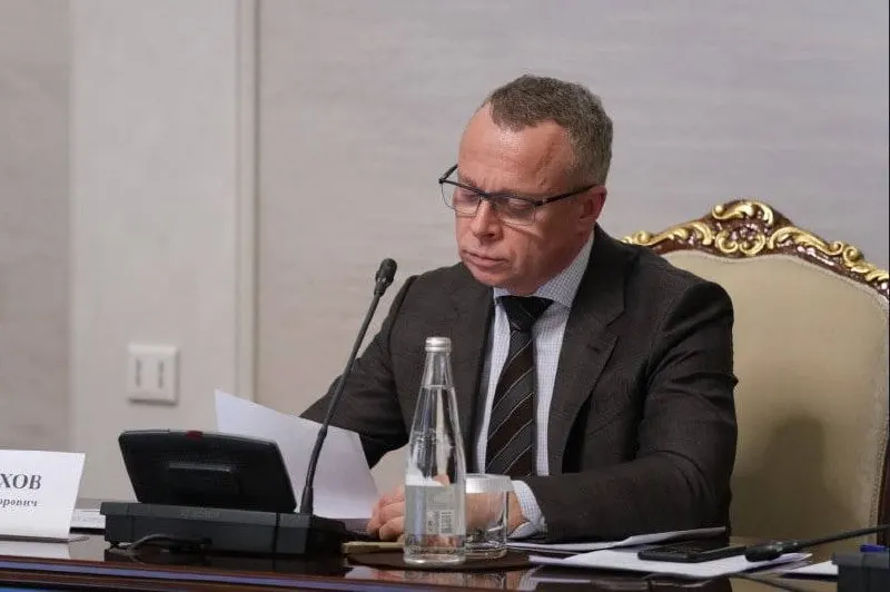 По информации источников, в Москве задержали 58‑летнего вице‑губернатора: при обыске в его гостиничном номере нашли синтетические наркотики. Он признал вину и, по данным следствия, сотрудничает. Ранее чиновник исчез из публичного поля и был уволен без объяснений.