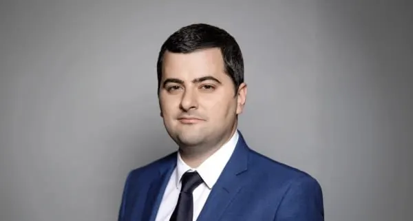 Механизм даёт застройщикам техзадание с гарантированным спросом и фиксированными сроками: за год реализовано около 5 тыс. квартир в более 270 домов по Москве.
