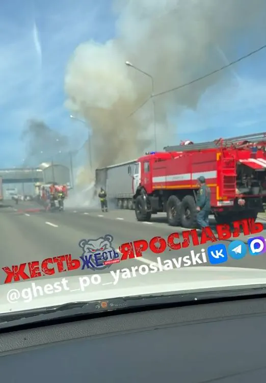 Пожар на трассе М‑8 в районе деревни Подвязново: горит кабина грузовика, пострадавших нет, на месте работают автоцистерны МЧС.