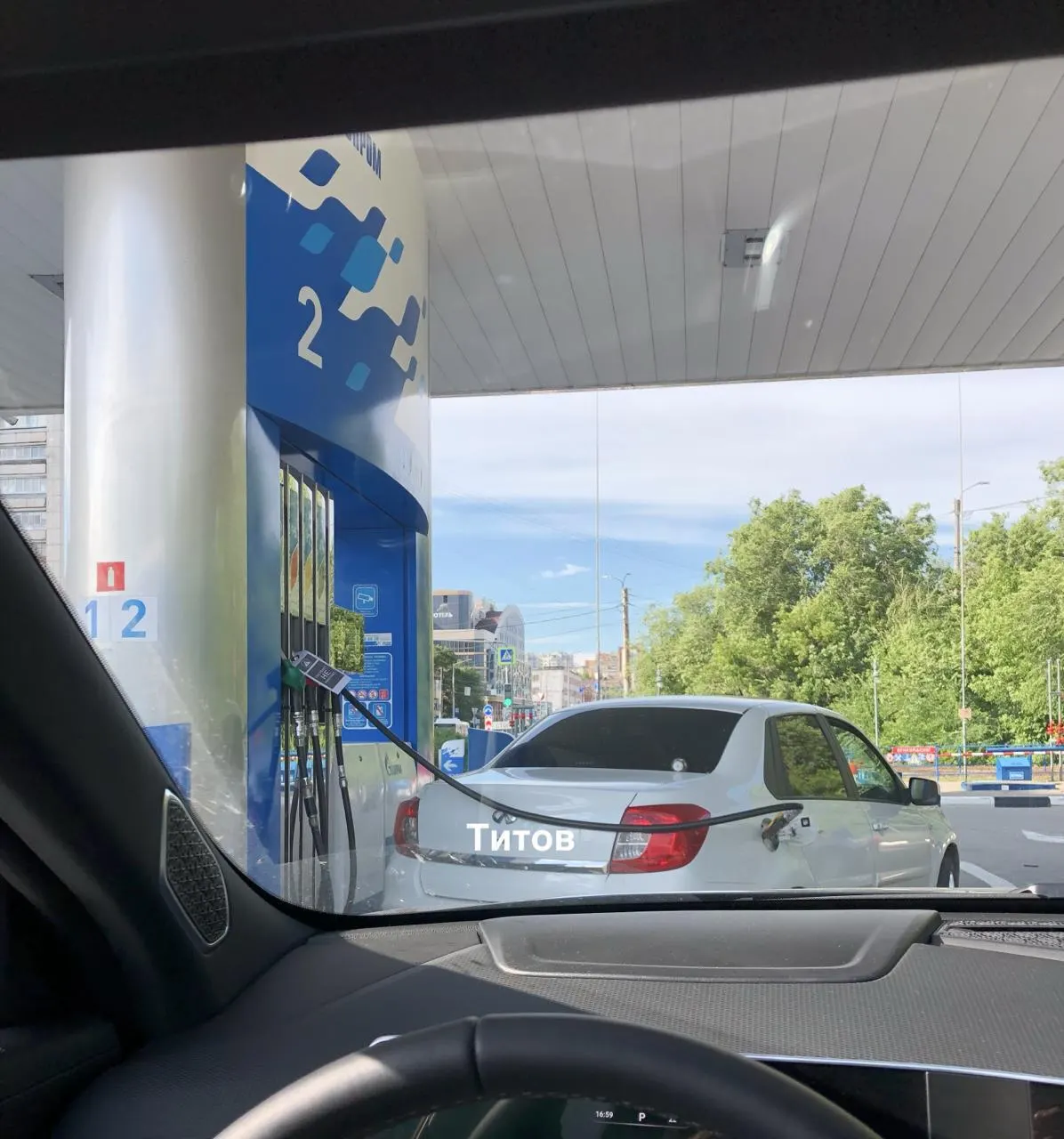 На некоторых автозаправках Белгорода иссякли запасы 95-го и 92-го бензина; на ряде АЗС ввели ограничение отпуска топлива (до 30 л на автомобиль), о чём водителей информируют уже на кассе.
