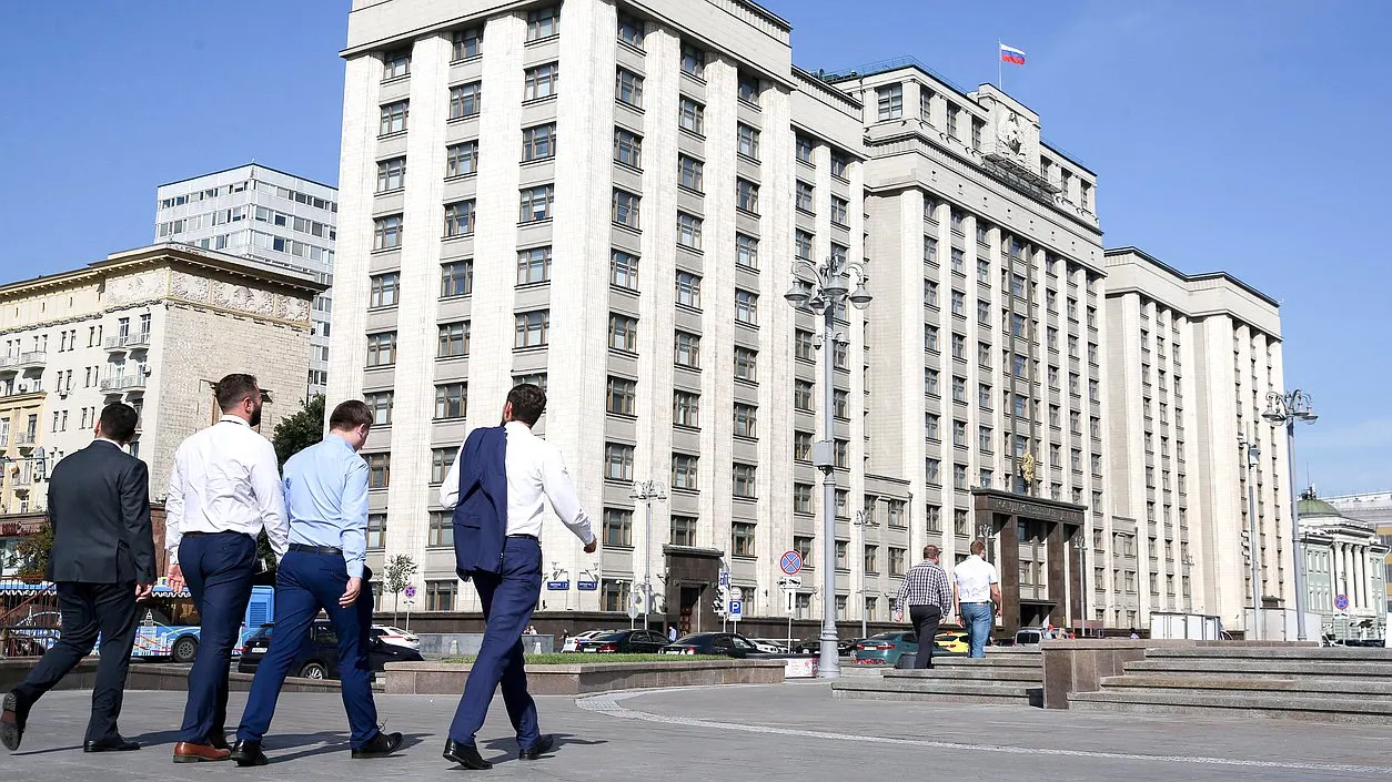 Закон устанавливает административную ответственность для владельцев интернет‑ресурсов, допускающих вход через Google, Apple ID, Gmail и другие иностранные учётные записи; для юрлиц максимальный штраф — 700 тыс. руб.