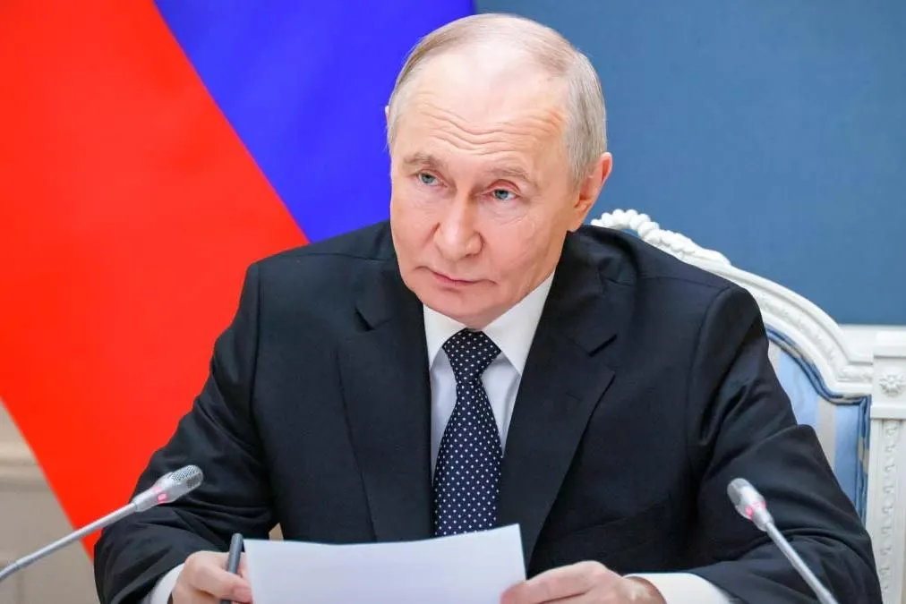 Указ, опубликованный 1 июня 2026 года, разрешает не исполнять обязательства по депозитам перед гражданами и компаниями из стран, которые Россия считает «недружественными». Ранее мера касалась кредитов и ценных бумаг.