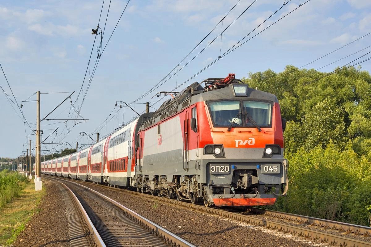 Перевозчик приостановил продажу билетов на ряд поездов дальнего следования с отправлением с 8 сентября из‑за плановых ремонтных работ на инфраструктуре. Также продолжаются изменения в сообщении с Крымом: отмены маршрутов и перевод пассажиров на автобусы на отдельных участках.