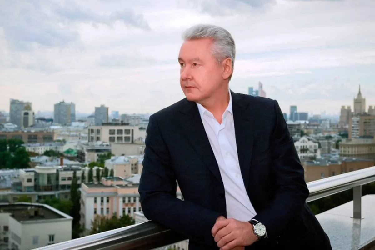 Сергей Собянин возобновил публикации только через примерно 24 часа: первой после паузы вышла отложенная запись о 25‑летии «карты москвича», в тексте также упомянули реконструкцию школы в Вороново.