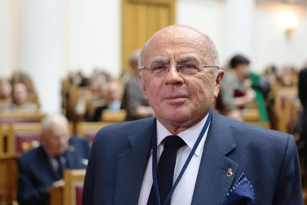Александр Запесоцкий, восстановленный в должности ректора в конце мая после снятия обеспечительных мер, вскоре попросил перевести его советником в ФНП и покинул пост; его место заняла бывшая проректор Лариса Пасешникова.