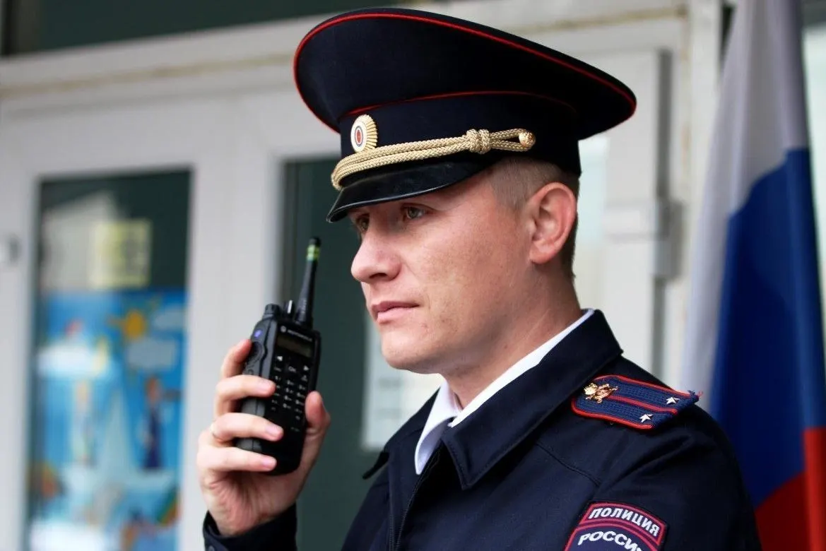 Тверской районный суд отправил в СИЗО гендиректора петербургской «Профи‑связь» и руководителя связанной с ней компании «Астраком». Следствие считает, что поставленные по госконтракту радиостанции частично содержали иностранные комплектующие вопреки техзаданию.