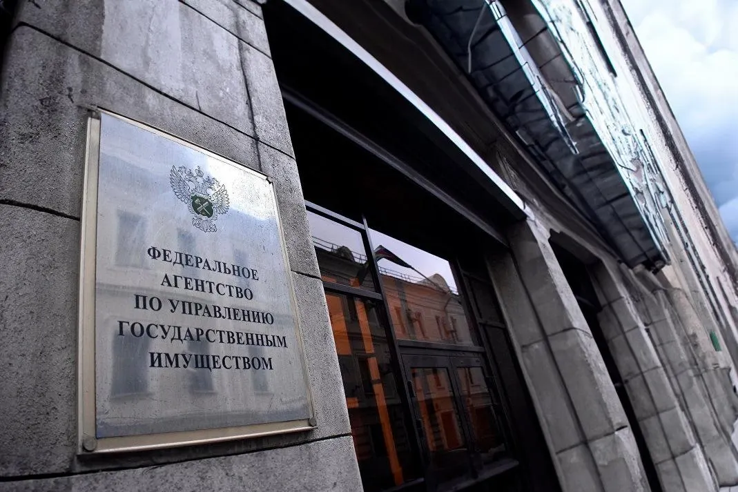 Парламент отменил привязку к «двукратной» оценке и исключил обязательную полугодовую паузу между торгами — теперь государство сможет продавать любое конфискованное жильё. В законе также прописаны новые требования к оценщикам и организаторам торгов, а для религиозной собственности снят срок давности оспаривания приватизации.
