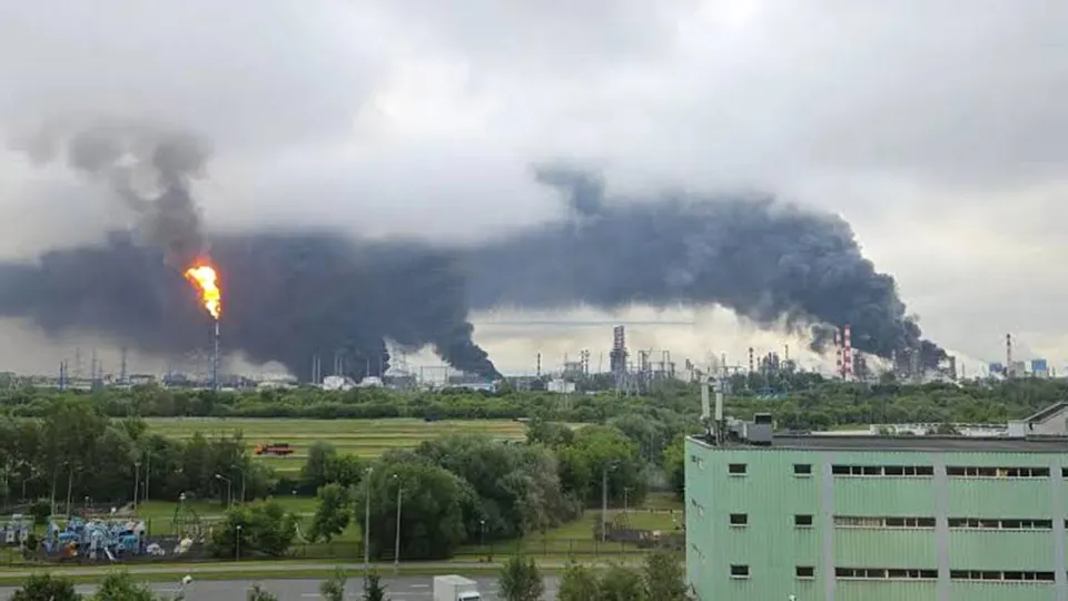 После самой масштабной с начала войны атаки беспилотников по столице отдельные пропагандисты потребовали уголовного преследования людей, записавших и распространивших видео; в результате налёта пострадал нефтезавод в Капотне, в Подмосковье есть раненые.