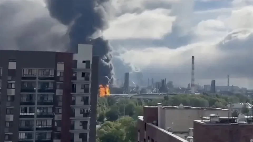 Мосэкомониторинг заявил, что концентрации загрязняющих веществ в воздухе Москвы остаются ниже предельно допустимых значений. При этом в ряде городов Подмосковья появились чёрные осадки и запах гари после утренней атаки на нефтеперерабатывающий завод.