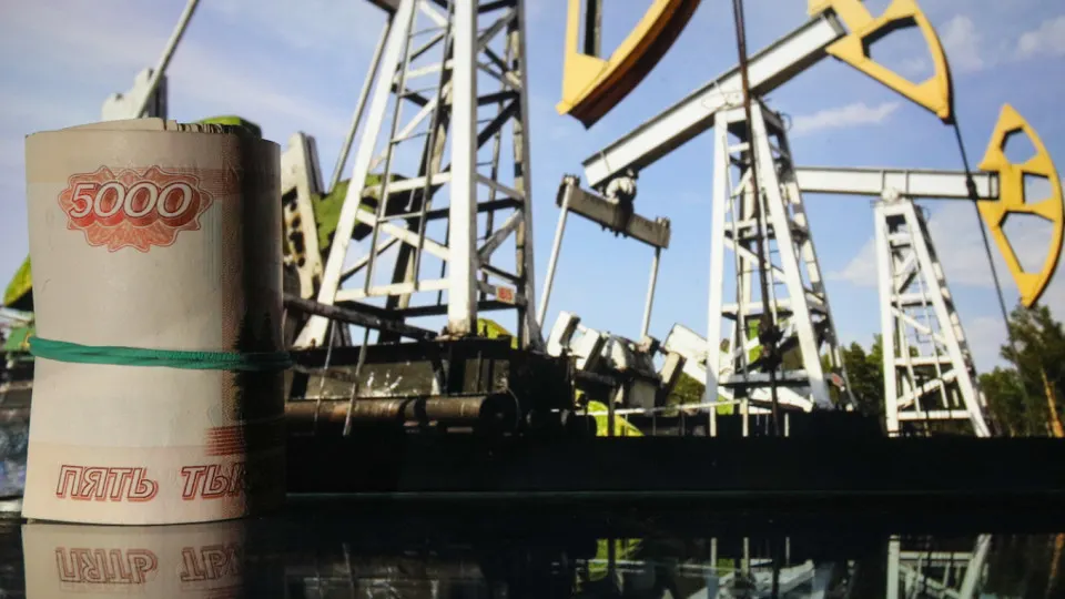 Федеральный бюджет начал год с дефицитом 5,8 трлн руб. Майские нефтегазовые поступления выросли на 34% к уровню года назад, но дополнительные доходы оказались ниже ожиданий, что заставляет планировать заморозку расходов.