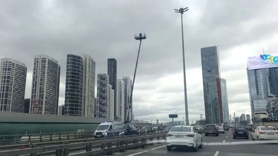 В столице начали ставить автовышки с вооружёнными военнослужащими в районе Москва‑сити и в Капотне на фоне атак беспилотников: ранее дроны попали в московский НПЗ, вызвав пожар и остановку части производства. Оборону вокруг города продолжают наращивать — появляются новые ЗРПК и другие позиции ПВО.
