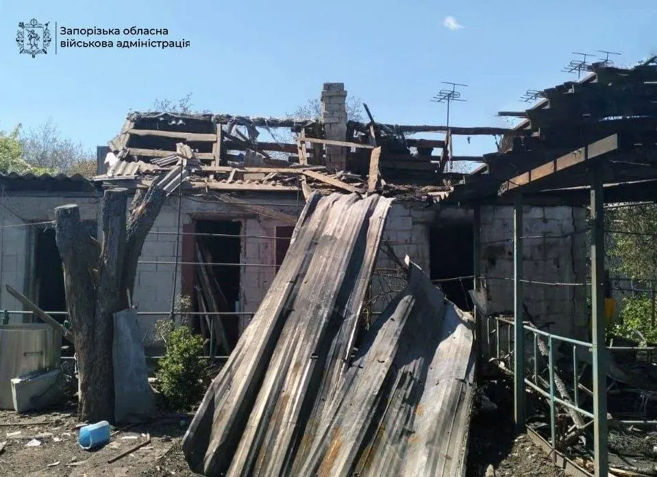 Краткий обзор ключевых событий: два погибших и десятки раненых в Запорожской области, пожар на Полтавской нефтебазе, временные отключения электроэнергии в Севастополе и другие международные и региональные новости.