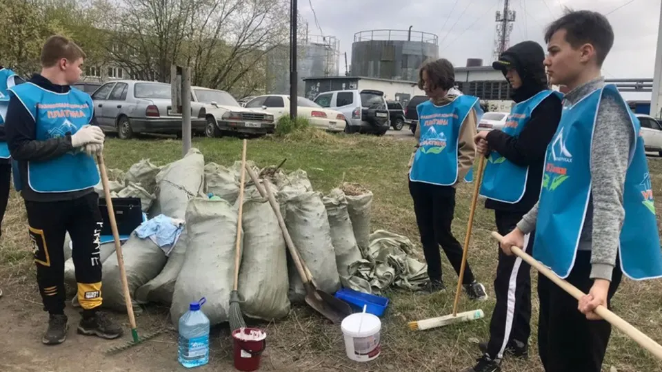 Уполномоченная по правам детей сообщила, что большинство россиян одобряют раннее трудоустройство подростков. Чиновники предлагают смягчить возрастные ограничения для подработки и вернуть трудовые практики для школьников на фоне острого дефицита кадров.