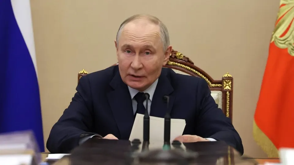 Президент заявил, что инвестиционной паузы в стране нет, ситуация «под контролем» и меры дают эффект. Между тем инвестиции упали на 14,3% в I квартале: компании сокращают вложения из‑за высоких ставок и снижения прибыли, а бюджетные возможности для стимулов ограничены.