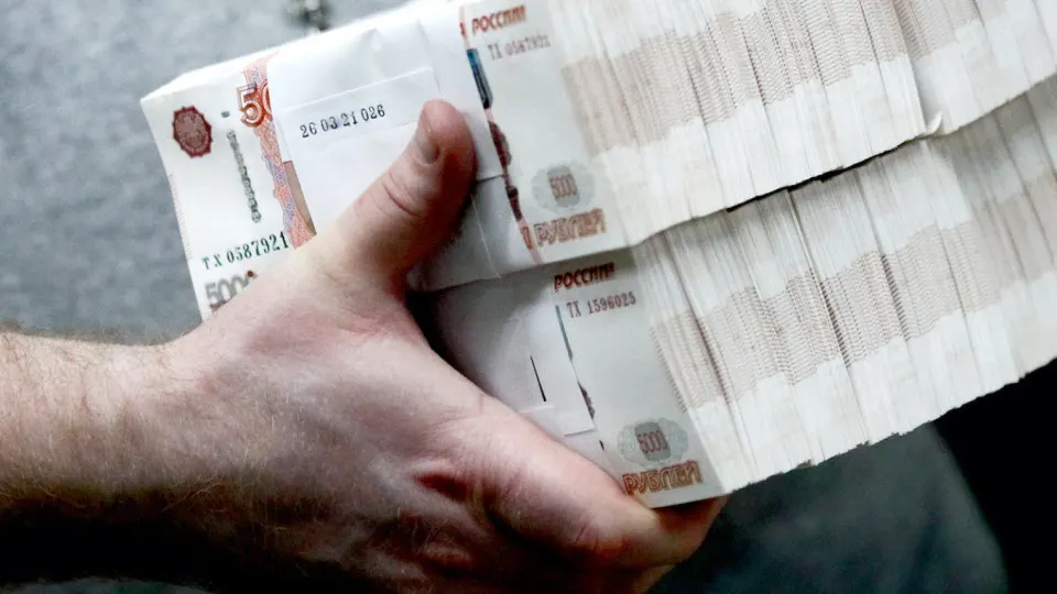 Банки отмечают масштабный отток средств в наличные: объём бумажных банкнот в обращении достиг 20 трлн рублей. Центробанк усилил контроль за снятиями и внесениями наличных, а у банков требуют проверять источники крупных и частых внесений.