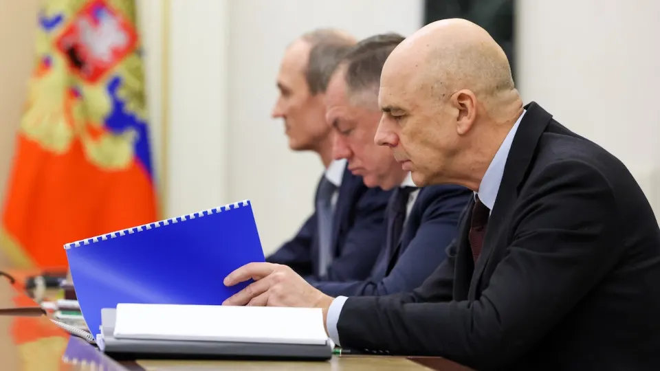 Рынок государственных облигаций пережил мощную распродажу: индекс RGBI обвалился, а доходности длинных ОФЗ поднялись до ~15,5%. Минфин планирует дополнительные займы для покрытия растущих военных расходов, бюджетная «дыра» превысила 6 трлн рублей, а Центробанк сигнализирует о осторожном подходе к смягчению политики.