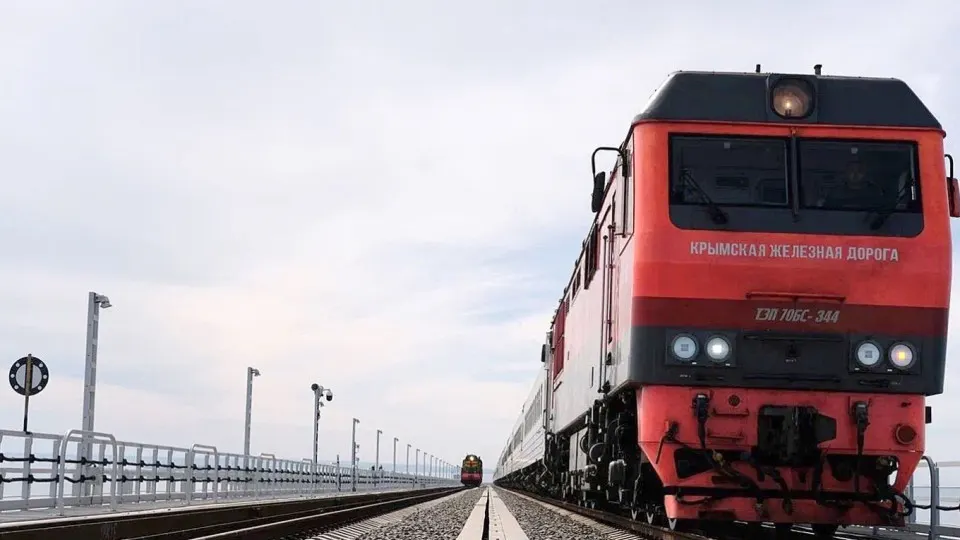 Дрон попал в&nbsp;тепловоз поезда Москва&nbsp;— Симферополь, на&nbsp;Крыму приостановлено пассажирское движение