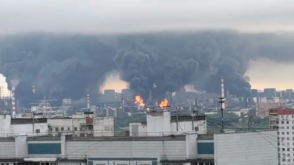 Возле московского нефтеперерабатывающего завода в Капотне обнаружили самоходный зенитный комплекс «Панцирь» с металлической защитой кабины. На фотографии видны лишь две ракеты — возможно, признак дефицита боеприпасов.