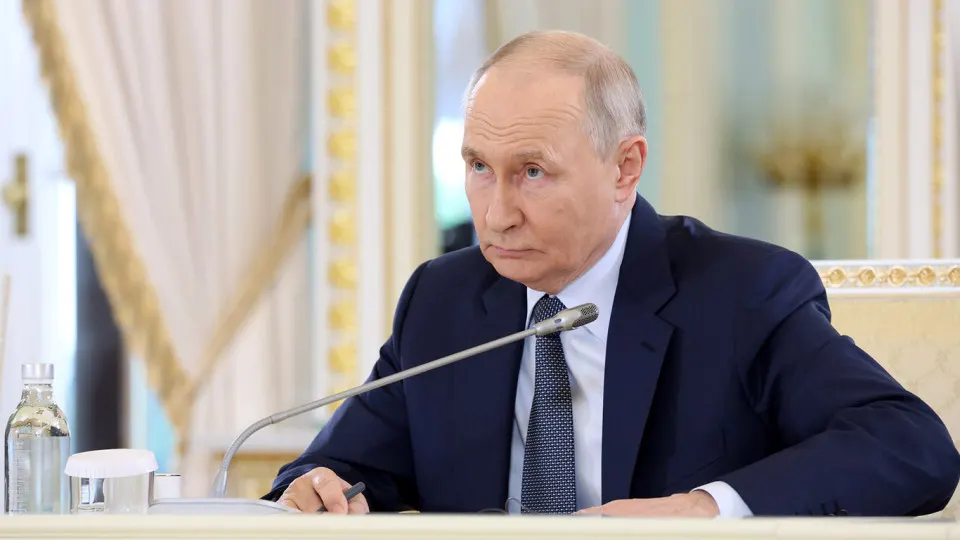 Президент заявил о значительной площади, якобы поставленной под контроль Россией, однако независимые аналитики отмечают, что российские силы второй месяц подряд теряют занятые ранее территории.