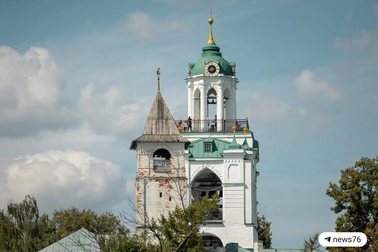 Днём около +23°C, прогнозируется небольшой дождь. Рекомендуется взять лёгкую куртку и зонтик.