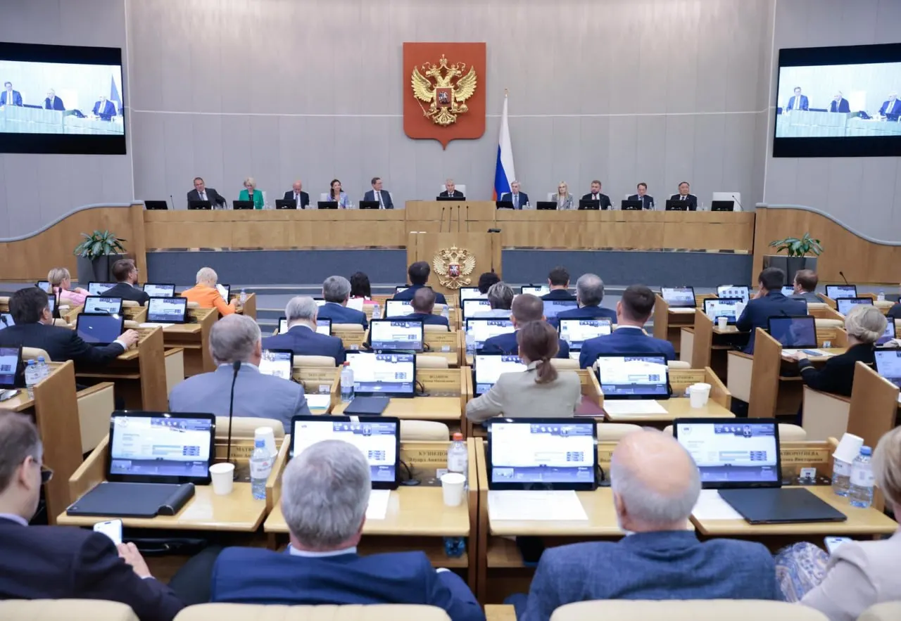Анализ законодательной работы показывает: правительственные и президентские инициативы проходят в Госдуме значительно чаще, чем депутатские. Многие депутатские проекты фактически готовит исполнительная власть.