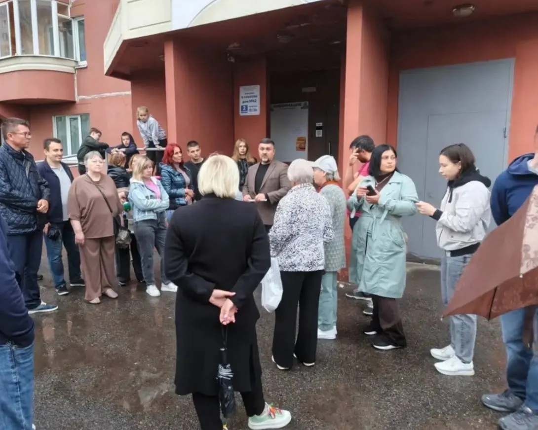 Мурал в память о пятилетнем мальчике, погибшем из‑за падения обломков БПЛА летом 2025 года, согласовали без общего собрания. После протестов жителей и петиции мэрия отказалась от нанесения рисунка на фасад.
