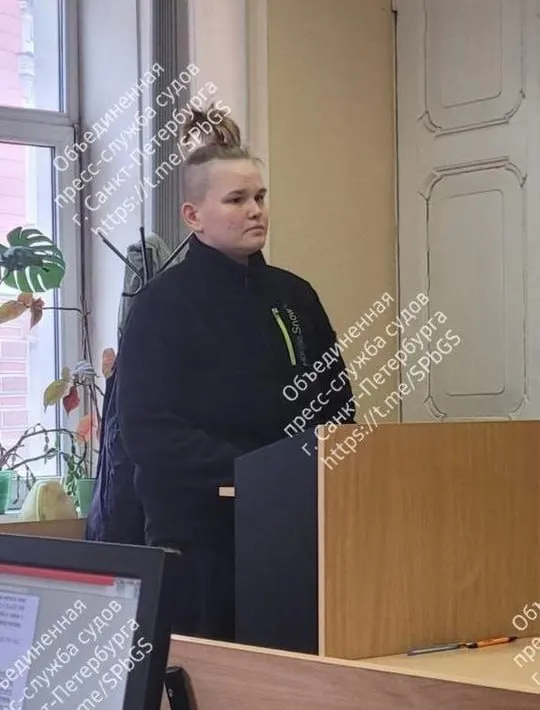 Четвёртого июля из Турции в Россию выслали 24‑летнюю москвичку Ариадну Литвинову. Изначально против неё возбудили дело о вандализме, затем переквалифицировали обвинения на статьи о публичных призывах, якобы угрожающих безопасности государства.