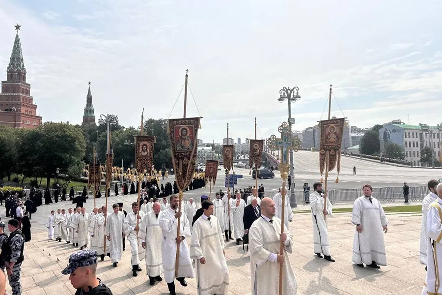 От Успенского собора Кремля к памятнику князю Владимиру прошёл крестный ход. После молебна патриарх Кирилл заявил, что русская цивилизация корнями уходит в православие и добавил, что те, «кто был с нами, но не был наш», покинули страну и, по его словам, «наверняка никогда не вернутся».
