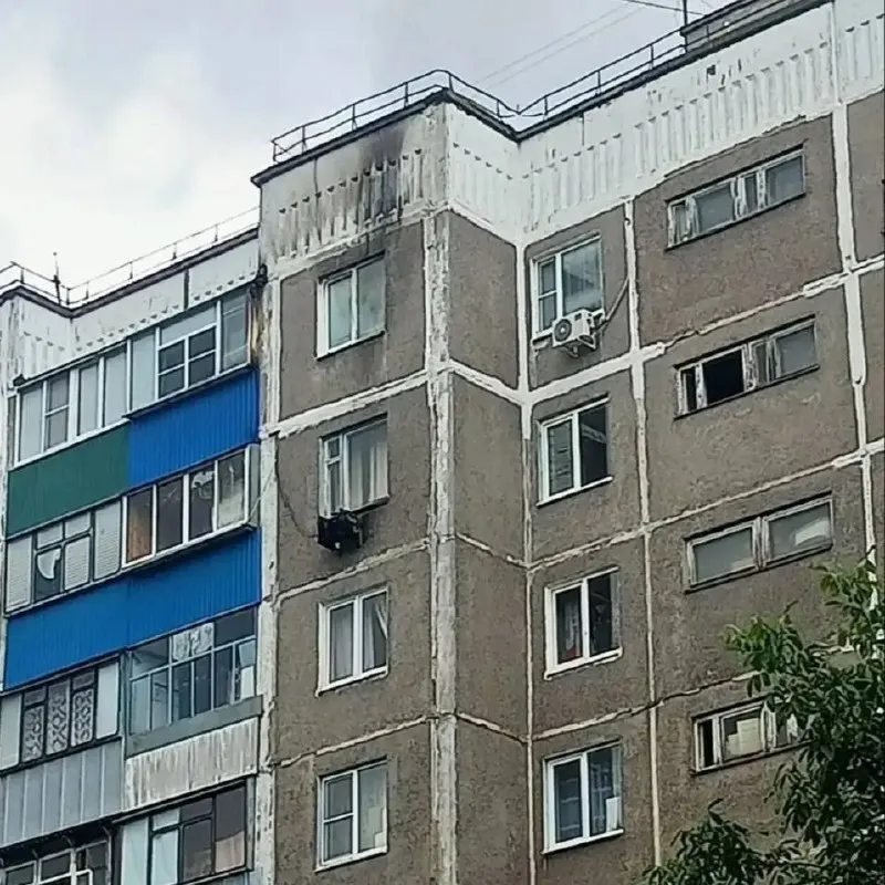 БПЛА поразил многоквартирный дом в Курске: 26‑летний мужчина получил ожог. Ещё один беспилотник упал на проспекте Победы — его обезвреживают сапёры.
