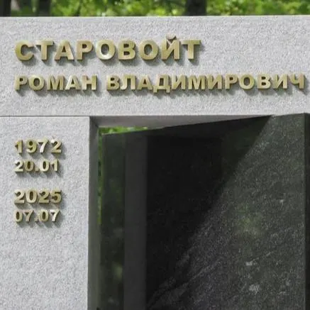 В годовщину смерти на Смоленском кладбище в Санкт‑Петербурге открыли памятник бывшему губернатору Курской области Роману Старовойту; на плите высечены строки о «заслугах перед Россией». Ему приписывают получение миллионных «откатов» при строительстве линий обороны.
