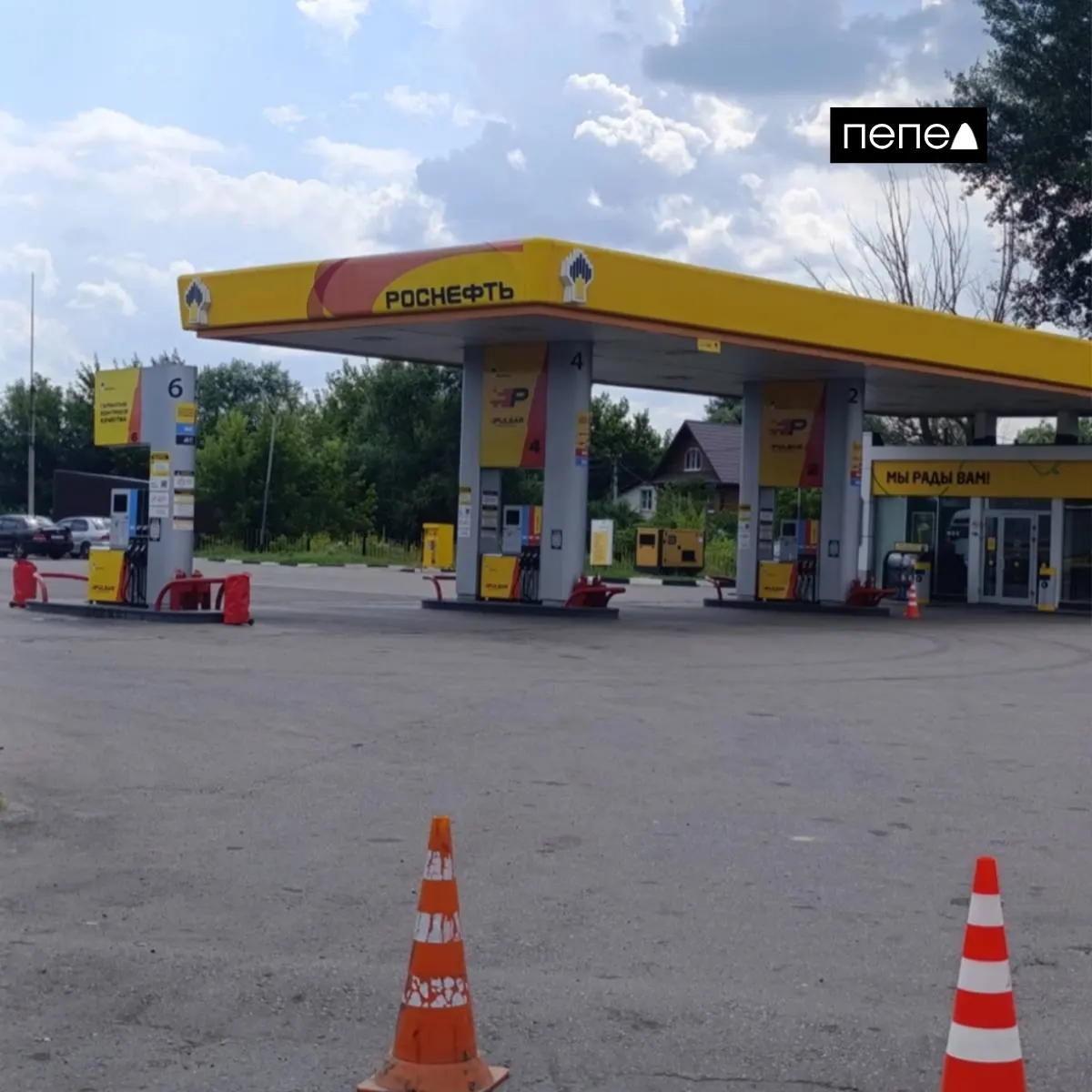 На заправках Курской области — большие очереди и ограничения продаж: жителям приграничных районов отказывают в заливе топлива в канистры, а объёмы отпуска ограничивают только в баки автомобилей.