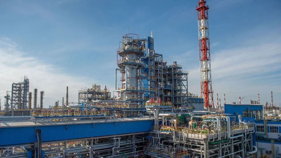 Крупнейший нефтехимический завод прекратил переработку сырья 14 июля из‑за атаки беспилотников; повреждены ключевые установки, на восстановление потребуется от нескольких недель до месяцев, что усиливает дефицит нефтепродуктов в стране.