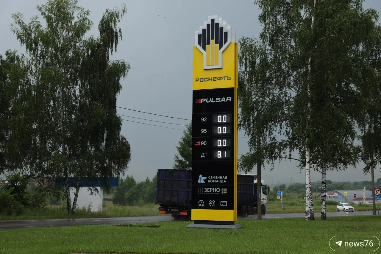 У съезда из Брагина на Большую Норскую стоят две АЗС: на одной топлива нет, на второй — образовалась очередь. Водители сообщают о задержке примерно 40–50 минут.