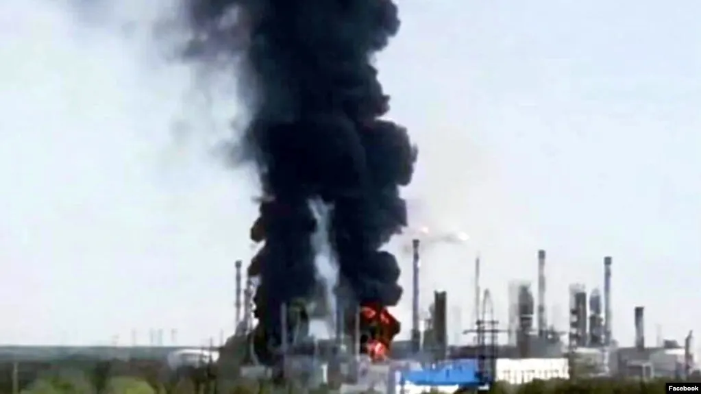 25 июля Тюменский нефтеперерабатывающий завод остановил переработку нефти после атаки беспилотника: загорелись установки гидроочистки и производства высокооктанового бензина. Сроки возобновления работы пока неизвестны. Это не первая атака на предприятие, а по стране фиксируют масштабные удары по НПЗ и падение объёмов переработки.