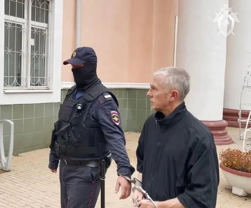 Следствие считает, что преступления были совершены в 2002 году в Москве и Подмосковье. Подозреваемого задержали в 2024 году — ему также предъявлены обвинения в насилии над падчерицей и склонении её к употреблению алкоголя.