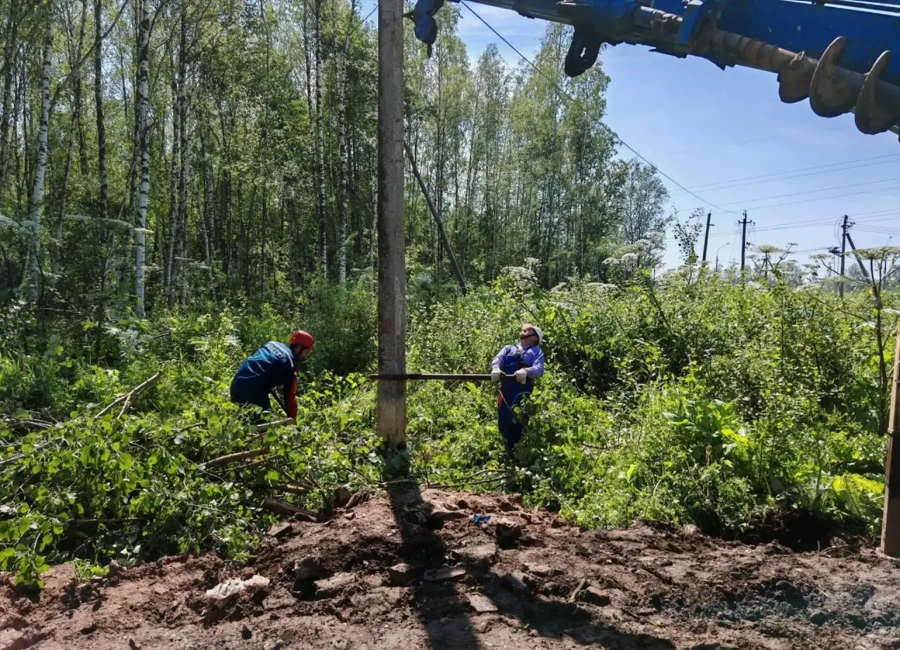 После ливня и грозы 9 июля в Ярославской области частично отключили электроснабжение в населённых пунктах Ярославского и Первомайского районов. Аварийные бригады работают, плановое восстановление — до 17:00.