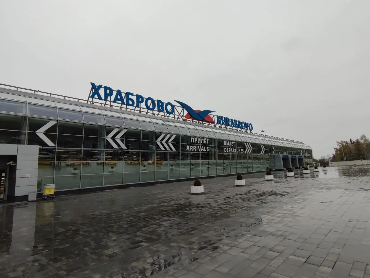 В Храброво утром отменены или задержаны примерно 30 рейсов — ограничения на полёты в Ленинградской области введены из‑за угрозы беспилотников; по табло задержки составляют от 30 минут до двух часов.