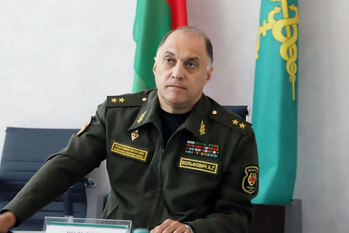 Чиновник предупредил о рисках поездок в Россию после второго за две недели удара беспилотника по пассажирскому автобусу, следовавшему из Беларуси в Анапу. По данным белорусских ведомств, пострадали двое водителей и один пассажир; им оказали медицинскую помощь.