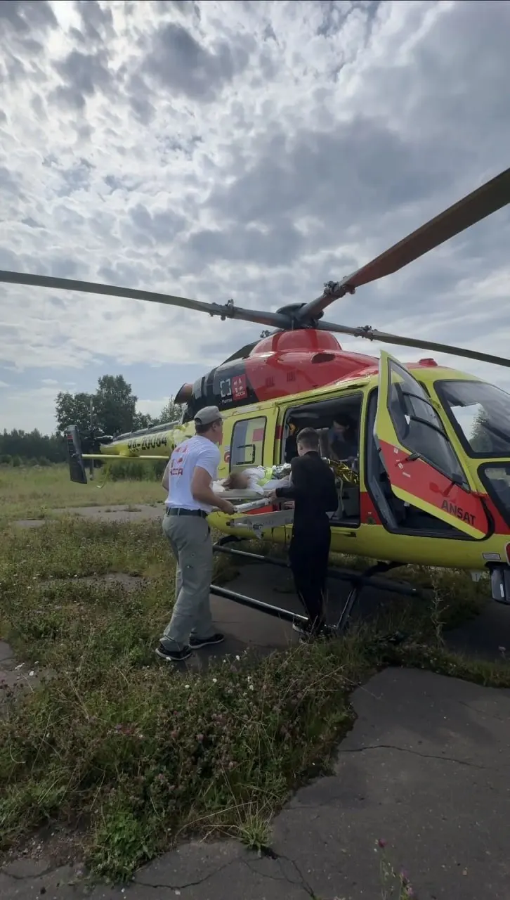 Ребёнок пострадал в результате пожара в Заволжском районе; после первичной помощи в Ярославске её эвакуировали воздушным транспортом в Нижний Новгород из‑за тяжёлого состояния и ожога роговицы.